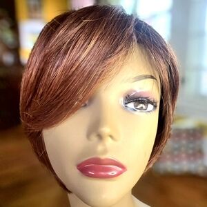 Mystery wig. No tags. I believe it's average size.